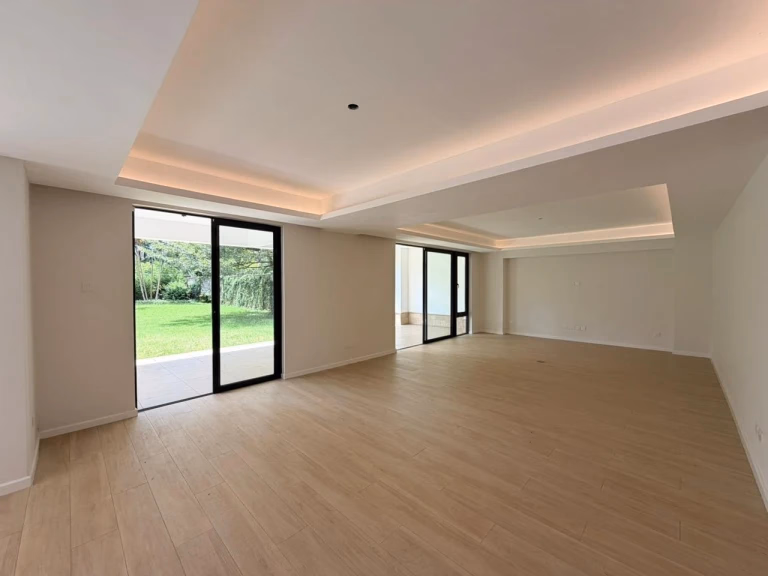 Six-bedroom villa for Sale in Kyuna