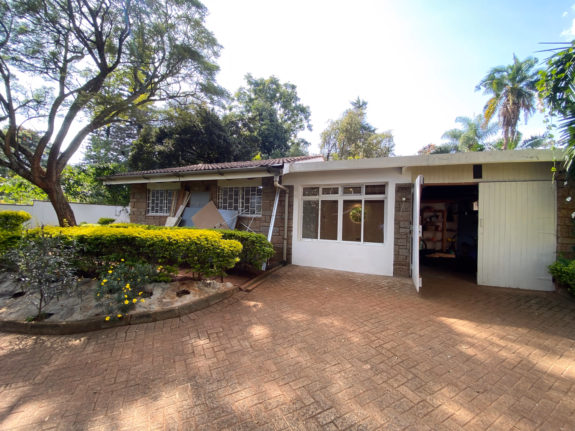 One bedroom guest house available for rent in Runda