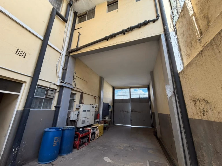 Commercial building for sale