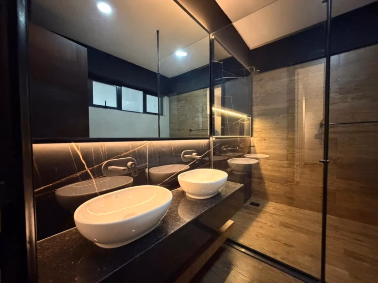 Three bedroom + Dsq apartment for rent