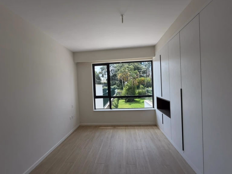 Six-bedroom villa for Sale in Kyuna