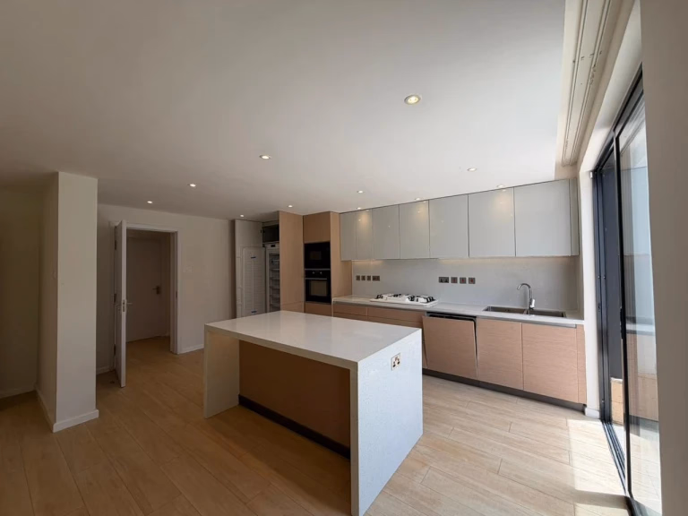 Six-bedroom villa for Sale in Kyuna